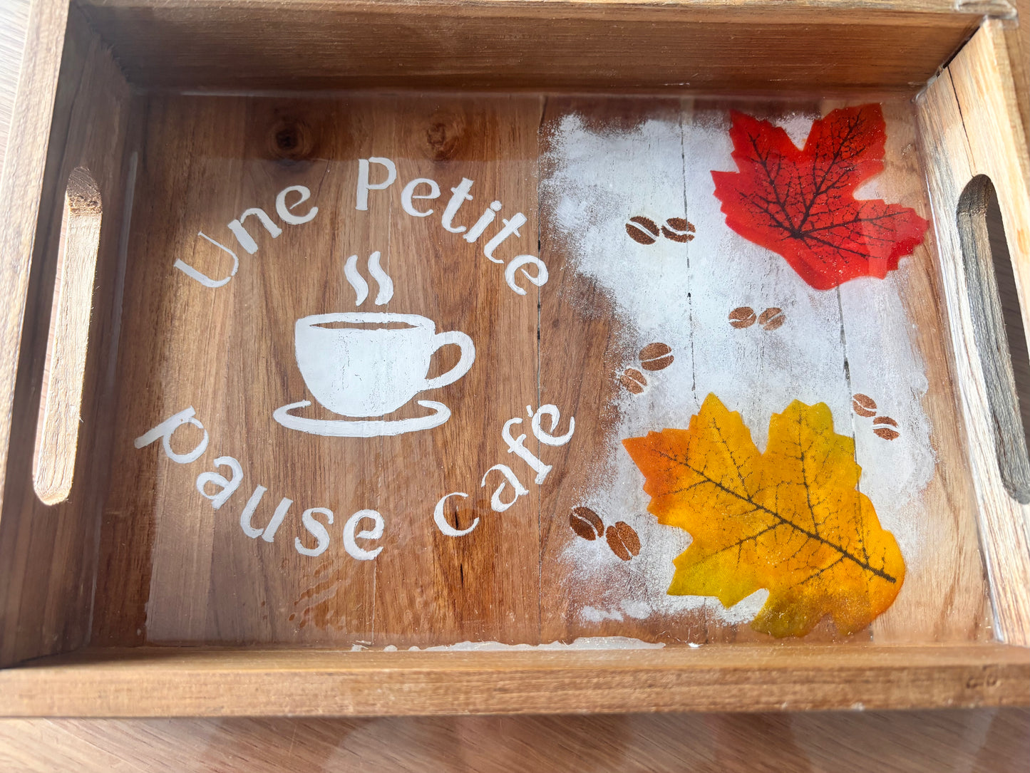 Petit plateau en bois peint – Une petite pause café