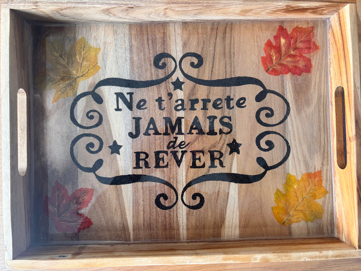 Grand plateau en bois peint – Ne t’arrête jamais de rêver
