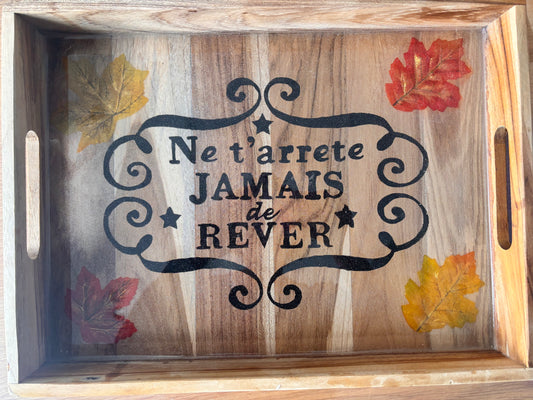 Grand plateau en bois peint – Ne t’arrête jamais de rêver